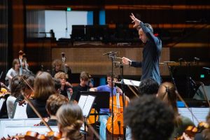 Jan Paul Reinke beim dirigieren Abschlusskonzert EYOA 2024