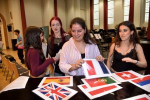 EYOA 2025 – Teilnehmer:innen lernen sich kennen / Spiel mit Europaflaggen