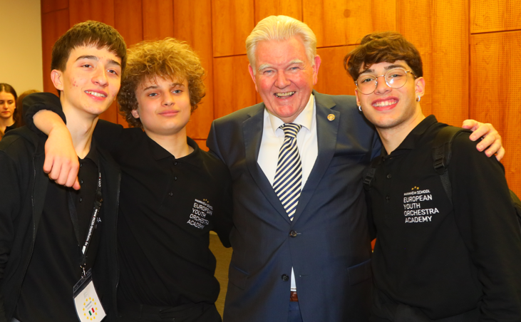 Michel Maugé mit Teilnehmern der European Youth Orchestra Academy