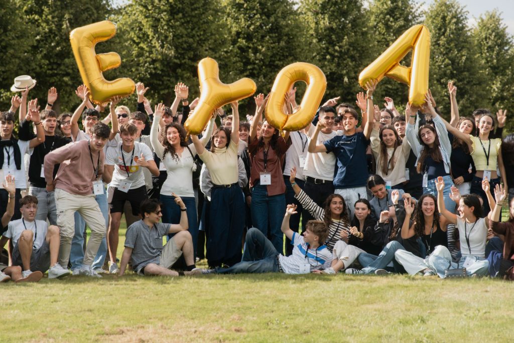 Alle Teilnehmenden der European Youth Orchestra Academy 2026 mit Logo-Ballons