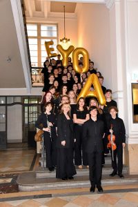 Gruppenbild EYOA 2025 in der Musikschule mit EYOA Letter als Ballons