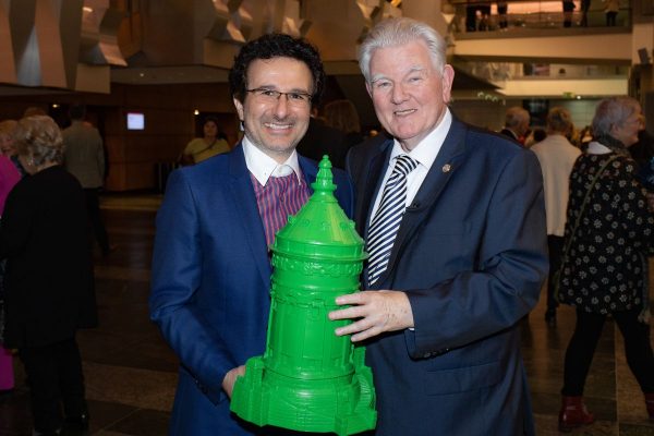 Michel Maugé überreicht Marios Joannou Elia das Wahrzeichen Mannheims, den Wasserturm