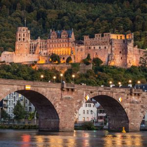 Blick über die alte Brücke zum Schloss Heidelberg